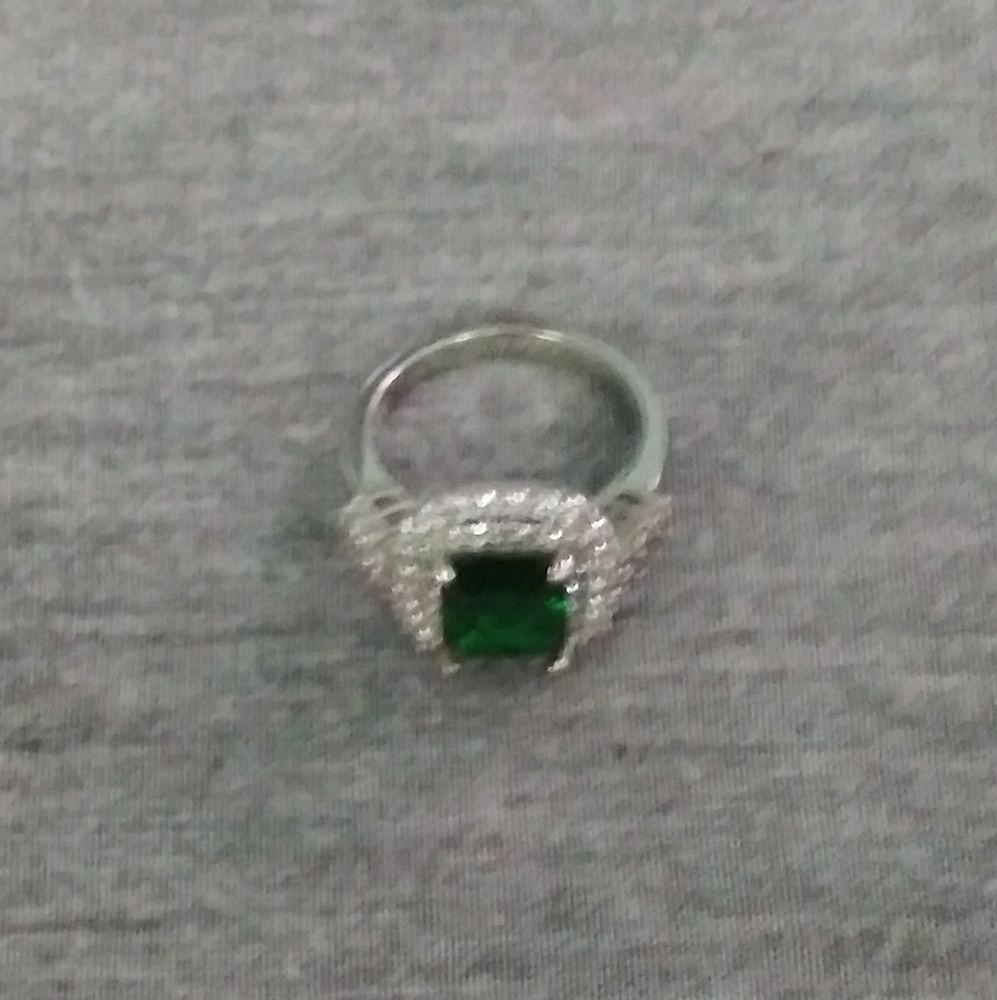 Size 8 Emerald ring w/ Cz details.